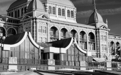 Zomaar een kiek uit Scheveningen: het Kurhaus in zwart-wit