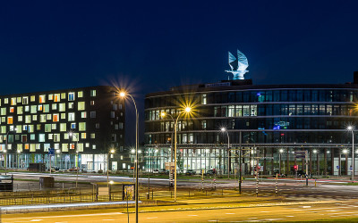 Karakteristieke Haagse ooievaar op het dak van het stadsdeelkantoor